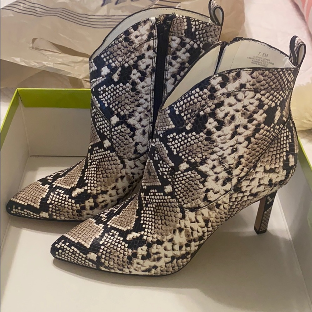 Snake skin Gianni Bini boots